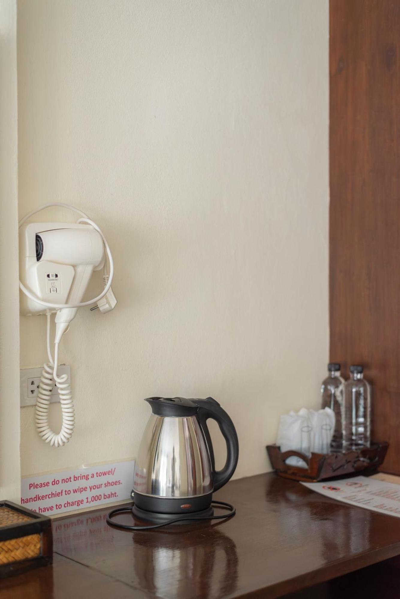 Hotel Manee Cool Mueang à Chiang Mai Extérieur photo
