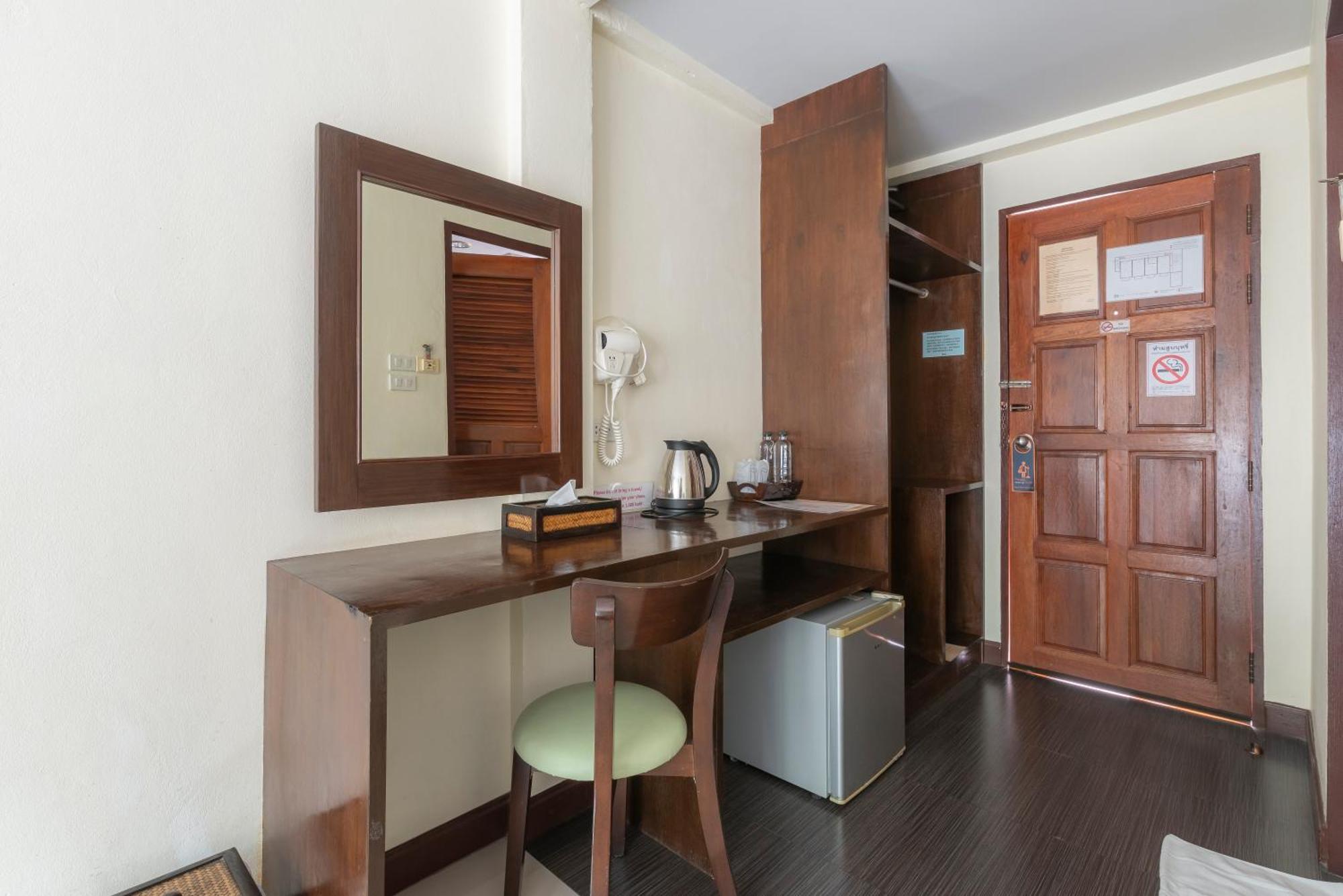 Hotel Manee Cool Mueang à Chiang Mai Extérieur photo