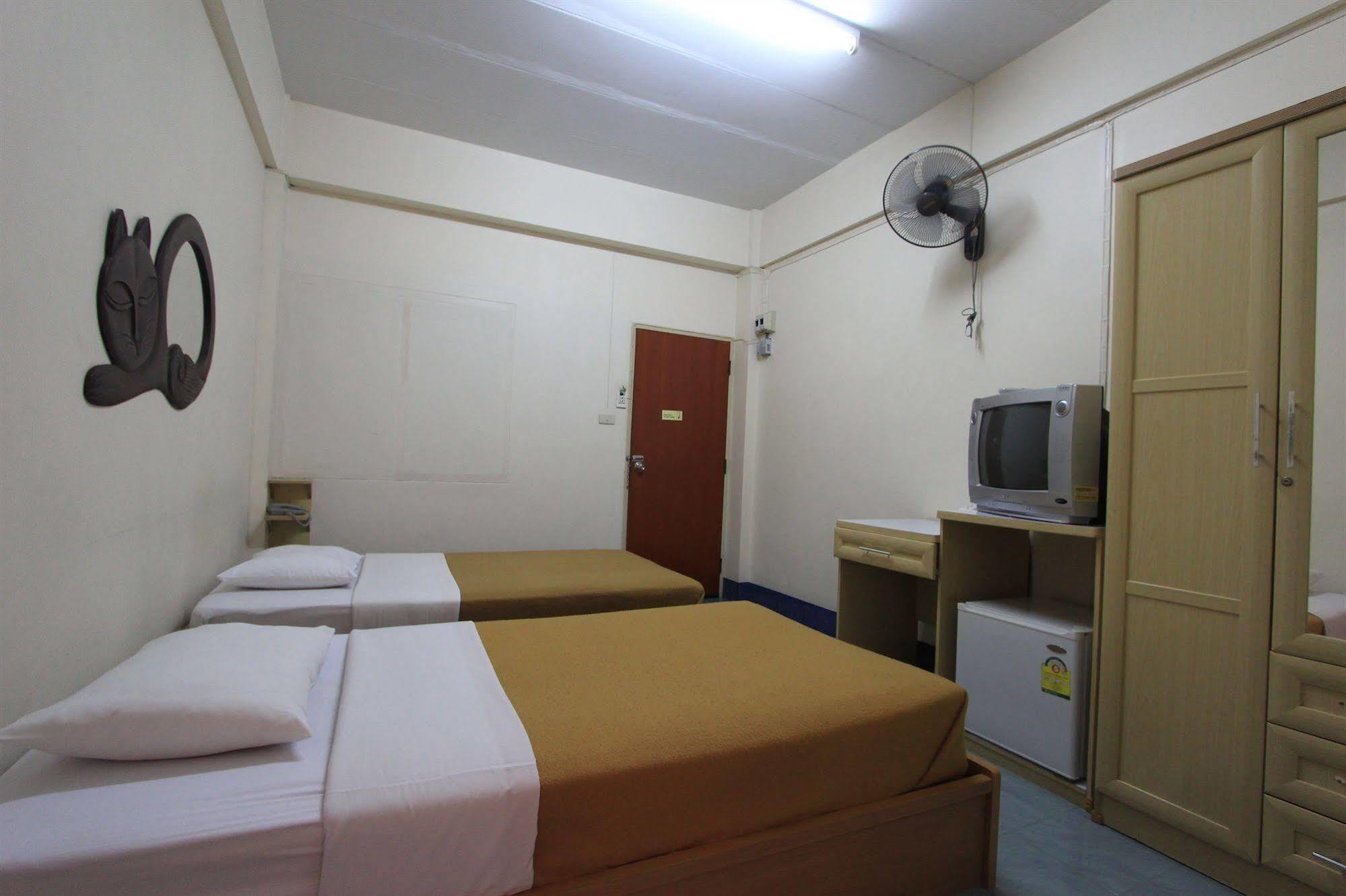 Hotel Manee Cool Mueang à Chiang Mai Extérieur photo
