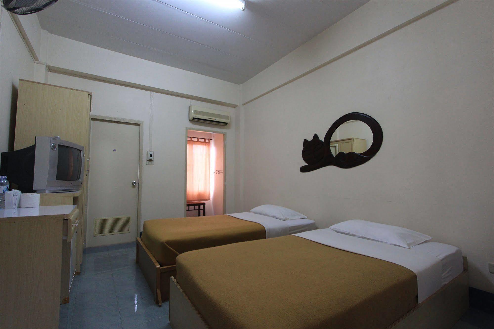Hotel Manee Cool Mueang à Chiang Mai Extérieur photo