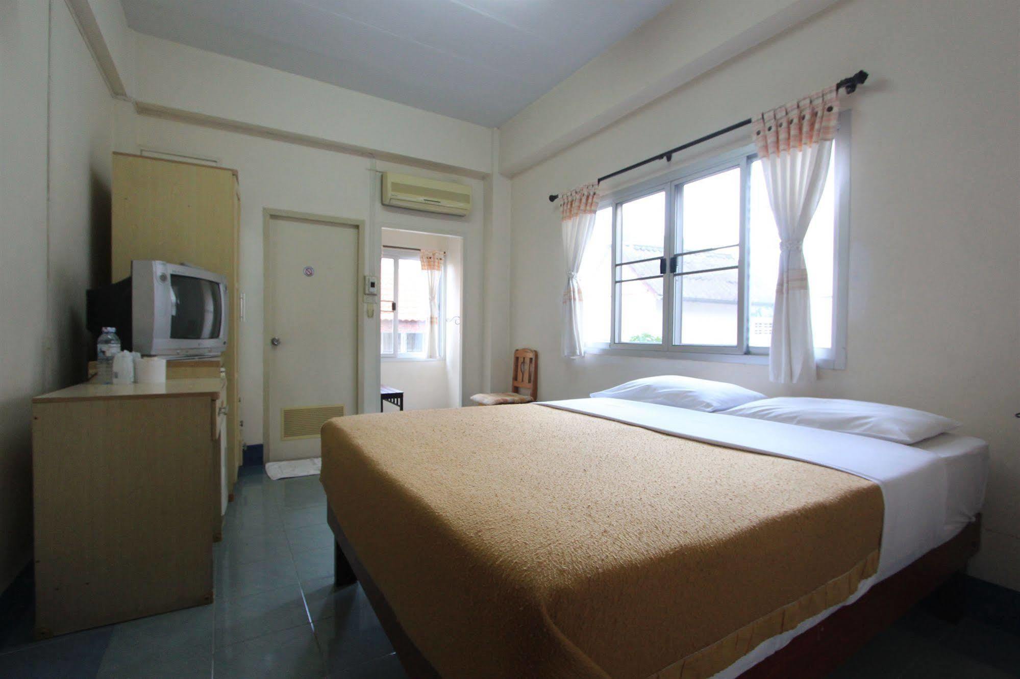 Hotel Manee Cool Mueang à Chiang Mai Extérieur photo
