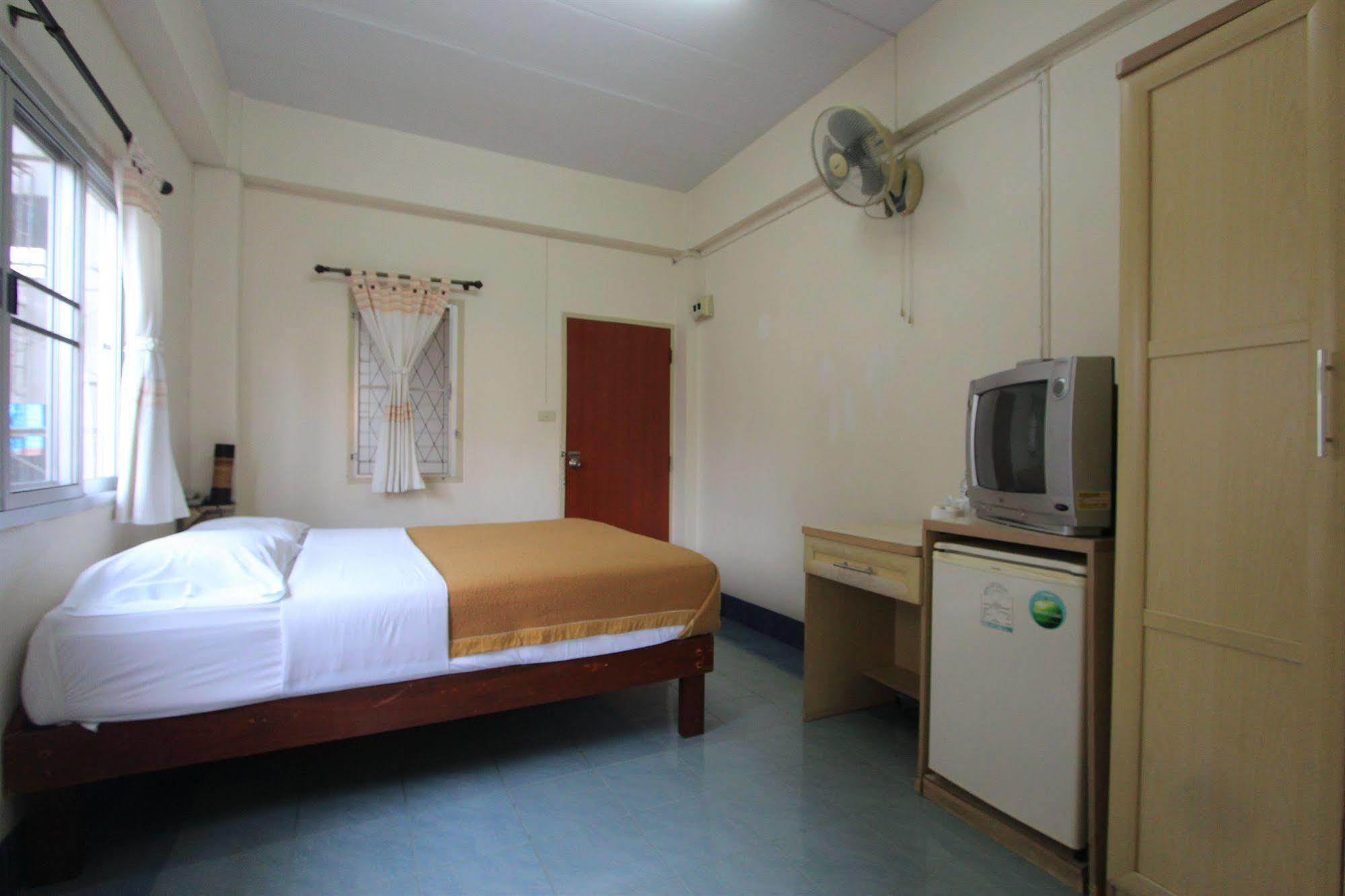Hotel Manee Cool Mueang à Chiang Mai Extérieur photo