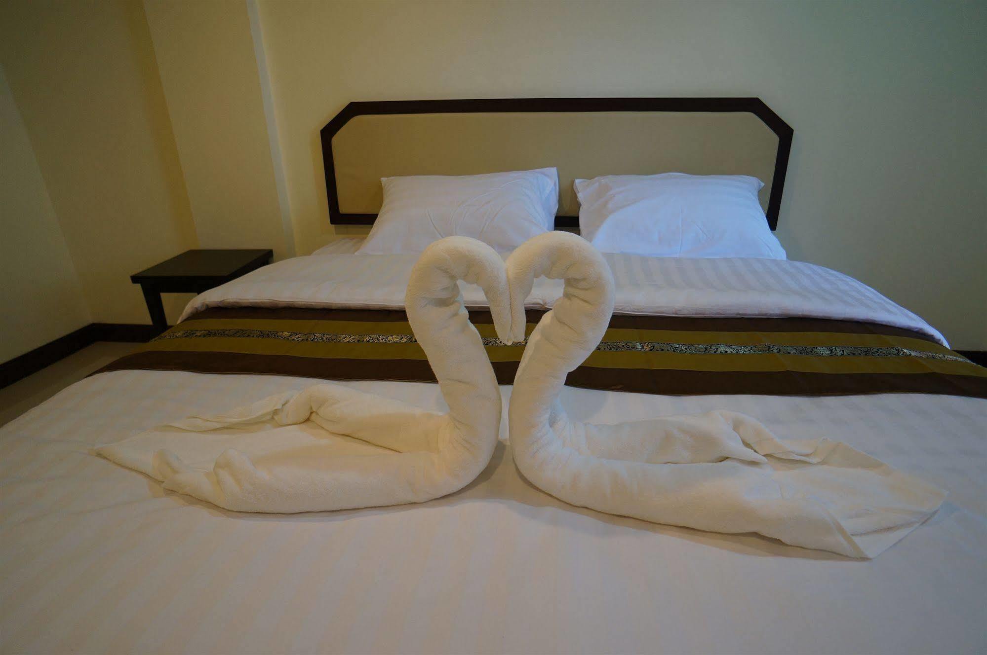 Hotel Manee Cool Mueang à Chiang Mai Extérieur photo
