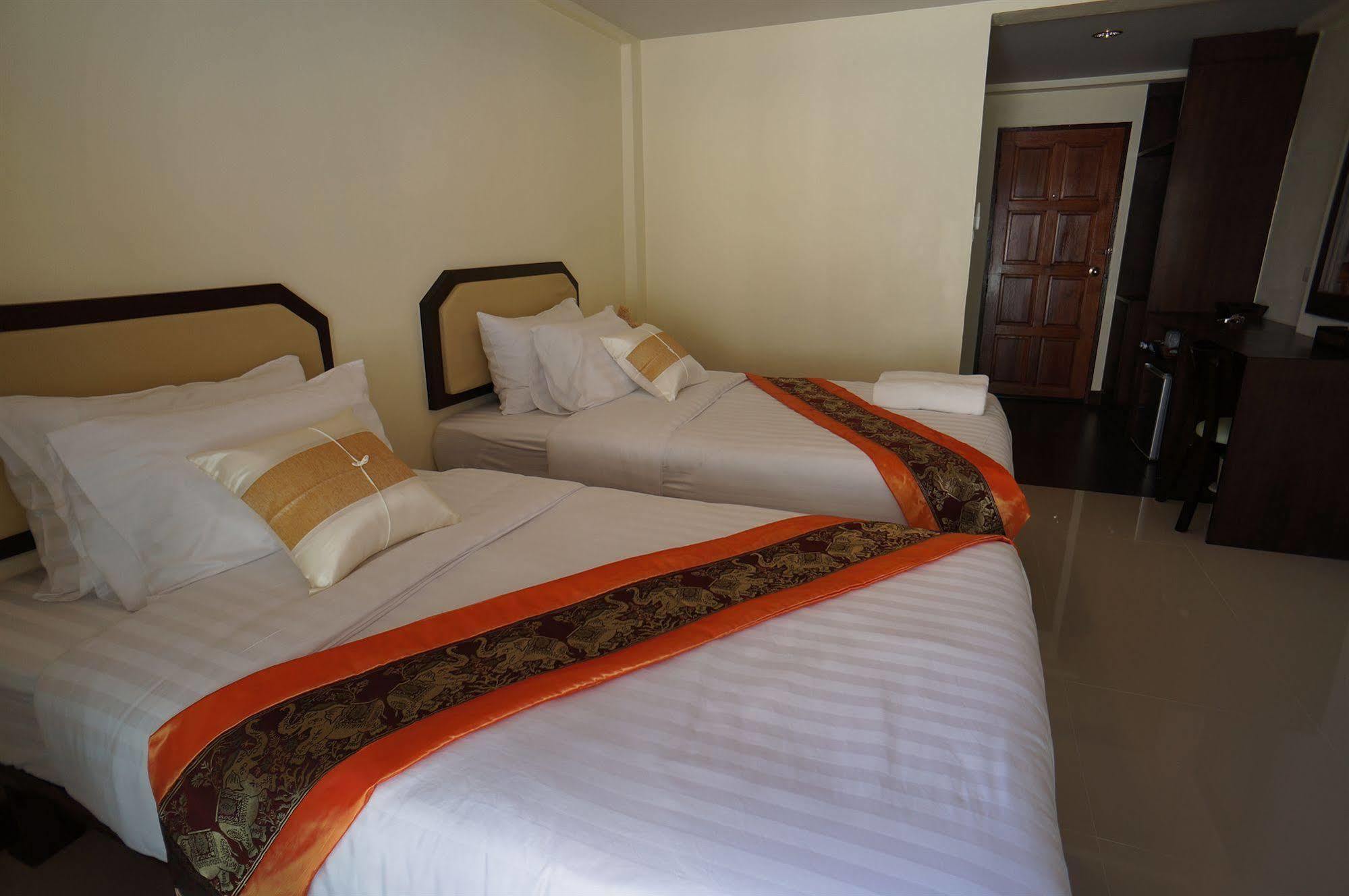 Hotel Manee Cool Mueang à Chiang Mai Extérieur photo
