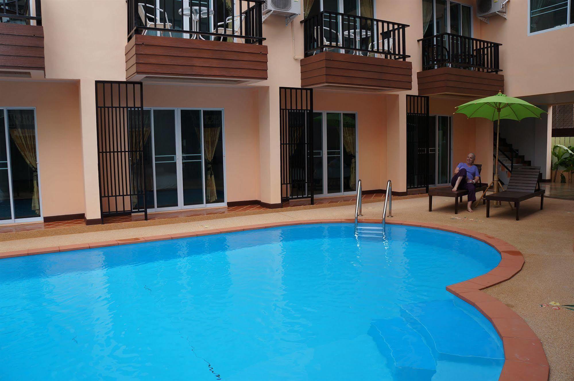 Hotel Manee Cool Mueang à Chiang Mai Extérieur photo